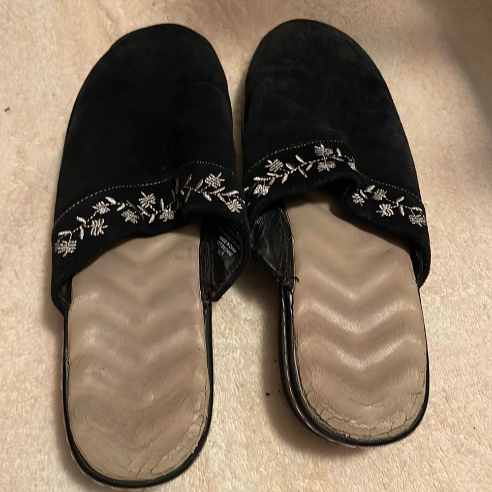 MOVING SALE NO HAGGLING 9 NO BRAND SLIP ON BLACK WEDGE CLOGS WITH BEIGE TRIM.